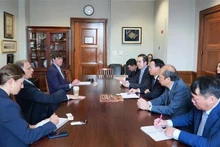越南农业与环境部部长杜德维同美国国会两院农业委员会主席举行工作会谈。