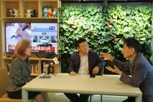 权赫敏先生(左二)、权成泽先生(右一)接受越通社驻韩国记者的采访。