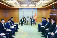 范明正总理会见中国商用飞机有限责任公司副总经理沈波。(图片来源:越通社)