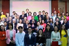 范明正总理和夫人与旅法侨胞和大使馆工作人员合影。