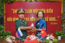 接收来自俄罗斯圣彼得堡市皮斯卡廖夫纪念公墓的圣土罐。