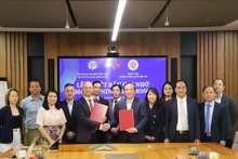 黎友双少将与VBUK主席黄越芳签署合作备忘录。（图片来源：越通社）