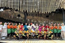 越南展馆与马来西亚展馆联合举办文化艺术交流活动。