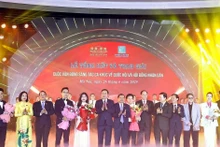 关于国会和人民议会的歌曲创作比赛总结与颁奖仪式。（图片来源：越通社）