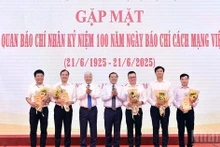 越南祖国阵线中央委员会主席杜文战与越共中央宣教与民运部常务副部长赖春门（左三、左四）在活动中向新闻机构领导代表赠送鲜花。