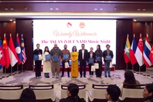 越南驻华大使馆和中国—东盟中心给观众赠送礼品。