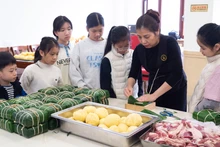 孩子们洞察包粽子。