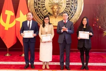 范清平大使给优秀集体颁发奖状。