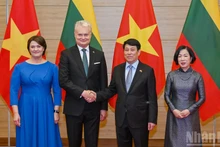 越南国家主席梁强和夫人与立陶宛总统吉塔纳斯·瑙塞达和夫人合影。