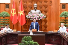 政府总理范明正在会上发言。