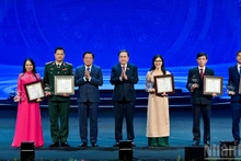 国会主席陈青敏与中央内政部部长潘廷濯向获得A等奖的作者团队代表颁奖。