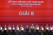 《人民报》社总编辑、越南新闻工作者协会主席黎国明与公安部副部长陈国祖上将向获得二等奖的作者和作者组代表颁奖。 （图片来源：越通社）