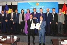 ViLaB主席冯国智博士（左）与越南农业与环境部代表签署了关于智慧农业和环境领域合作的谅解备忘录。（图片来源：越通社）