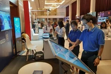 在胡志明市举行的国家数字化转型日展会上,各单位展出了多项数字化转型解决方案。
