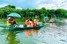 游客们参观宁平三谷旅游景点。