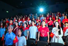 当全场观众在重温《祖国在我心中：音乐会电影》中那些感人画面时，齐声高唱国歌的瞬间。