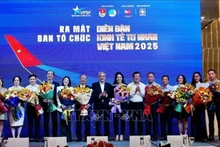 2025年越南民营经济论坛组委会成员正式亮相。(图片来源：越通社）