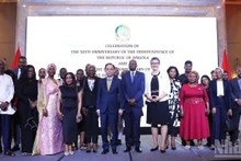 出席招待会的各位代表合影。