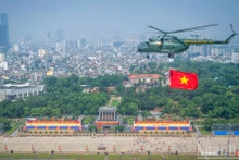 8月24日上午,直升机编队飞越巴亭广场