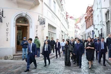 越南政府总理范明正和夫人参观塔林古城。