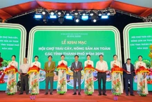 各位代表为博览会剪彩揭幕。