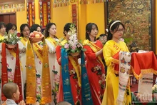 盂兰盆节孝亲报恩大典的敬香仪式。（春兴 摄）