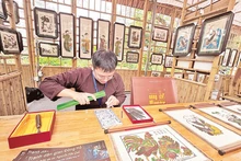 在“北宁文化精粹——东湖色彩”文化活动中设立的东湖民间画展位。