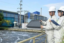 Shinec 股份公司工程师在海防市南虔桥工业区检查废水处理系统。（庆安 摄）