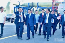 越南政府总理范明正视察仁泽热电3号和4号项目。