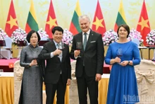 梁强主席与夫人同瑙塞达总统与夫人出席欢迎宴会。