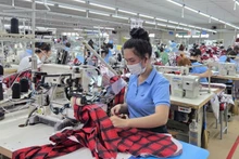 广义省和寿服装厂生产现场。（本报记者 明勇摄）