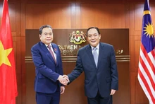 马来西亚国会上议院议长阿旺比米迎接越南国会主席陈青敏。