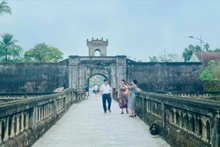 游客参观广治古城遗迹。