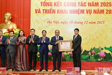 越南国家主席梁强向国家主席府办公厅授予三等劳动勋章。