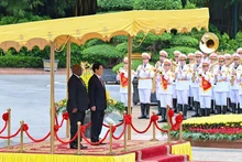 越南国家主席梁强主持了国家级仪式,欢迎南非共和国总统马塔梅拉·西里尔·拉马福萨一行到访。(图片来源:人民报)