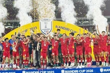 越南U23球员在格罗拉·邦卡诺体育场欢欣鼓舞地高举2025年东南亚U23锦标赛冠军奖杯。（图片来源：越通社）