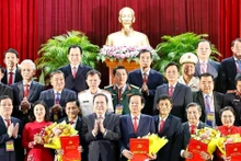 国会主席陈青敏与代表们合影。(图片来源:越通社)