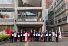 结业仪式结束后，越南司局级干部代表团在日本国立政策研究大学院大学（GRIPS）校园内合影留念。