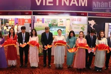 各位代表为2025年越南商品贸易博览会剪彩开幕。(辉武 摄）