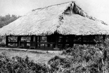 宣光省山阳县新朝亭 —— 1945年8月16日，越盟召开的全国人民代表大会在此举行。大会通过了《越盟十大政策》、通过了《总起义令》，并规定了国旗、国歌；同时成立了民族解放委员会，即临时政府，由胡志明同志担任主席。（图片来源：越通社资料）