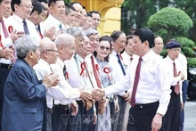 国家主席梁强在主席府亲切会见全国优秀新闻工作者代表。（图片来源：越通社）