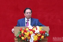 范明正总理在会上发言。