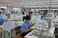 在广义和寿服装厂生产出口服装。（本报记者 明奎摄）