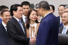 越南国家主席梁强在2025年亚太经济合作组织(APEC)领导人会议期间会见中共中央总书记、中国国家主席习近平。(图片来源:越通社)