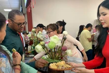 代表团参观并品尝了宁平省的OCOP产品。