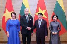 越南国家主席梁强和夫人与立陶宛总统吉塔纳斯·瑙塞达和夫人合影。（图片来源：越通社）
