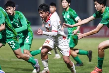 U17越南队射手在中国澳门球员包夹下表现出色。