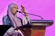 马来西亚总理夫人拿督斯里旺·阿兹莎·旺·依斯迈博士在论坛上发表讲话。(图片来源:越通社)