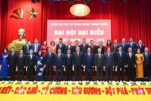 越共中央总书记苏林同党和国家现任、历任领导同志合影。