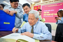 何登记者亲笔签赠书籍。